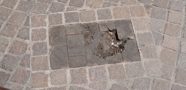 The original location of the wall on Wall Street. A sqaure block surrounded by bricks