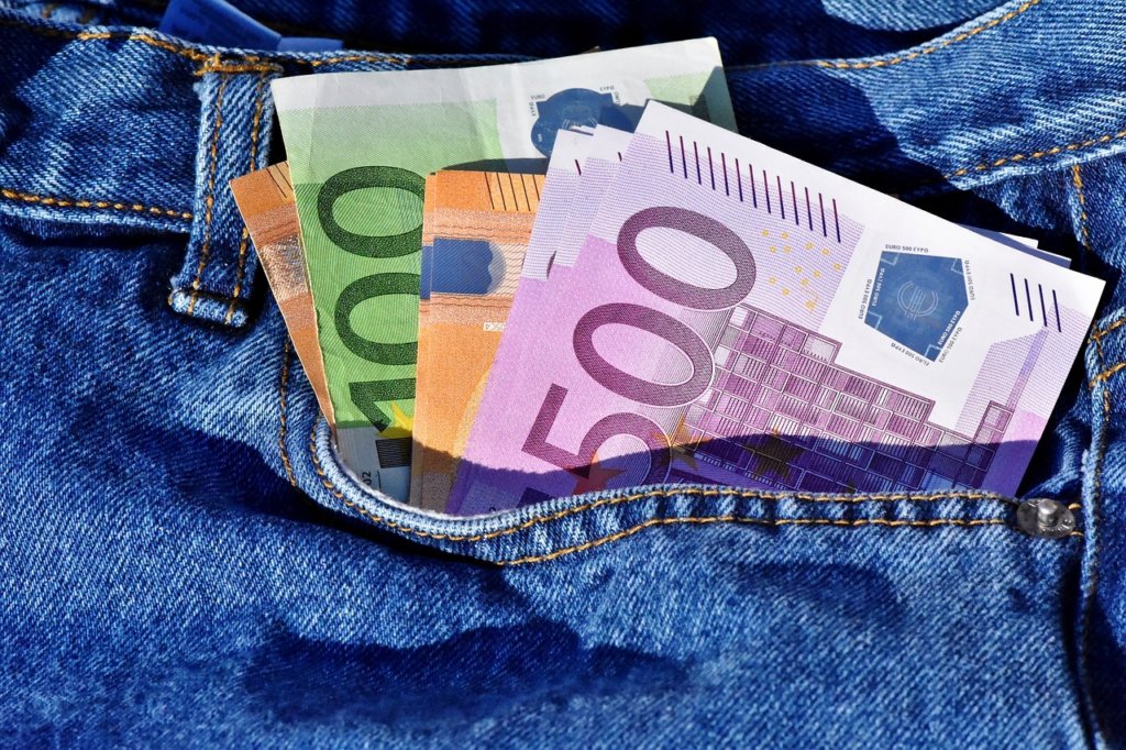 Currency in a back pocket, a tip to add to your travel checklist 