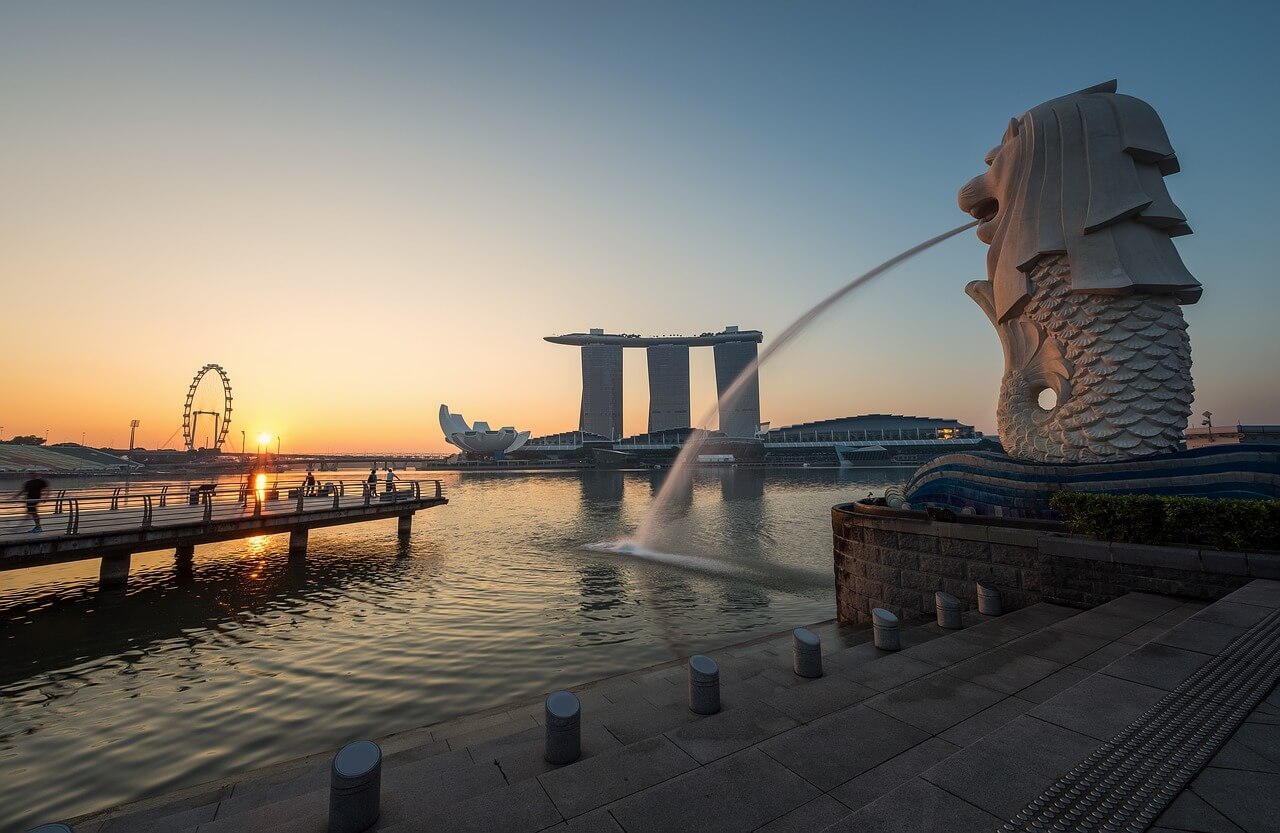 A lion fountain in Singapore shouting water